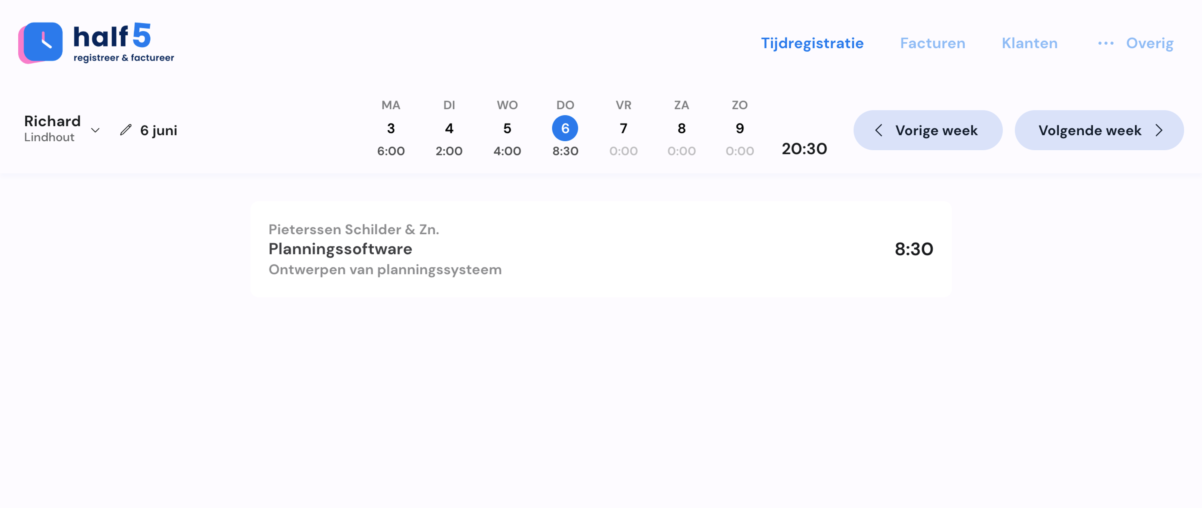 Overzicht van geregistreerde uren op desktop